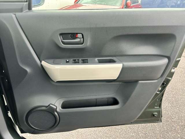 【運転席ドア】収納ポケットが付いているので運転席周りもスッキリ保てます★