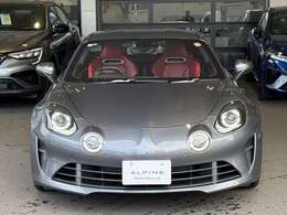 1.8L 直噴ターボエンジンを搭載し、電子制御7速AT（7DCT）を組み合わせる。