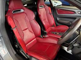 ミッドシップ・エンジンレイアウトのコンパクトなボディと前後ダブルウィッシュボーンサスペンションの組み合わせによる正確なハンドリングと安定性など、