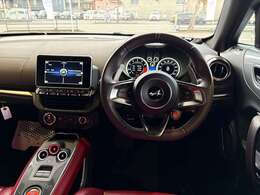 新型「アルピーヌ A110」は、アルミ製ボディや重量を削ったパーツの採用による徹底した軽量化、