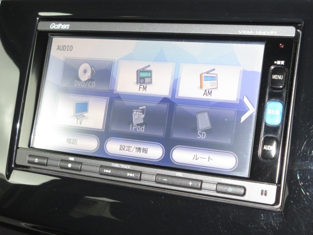 ナビゲーションはギャザズメモリーナビ（VXM-164VFi）を装着しております。AM、FM、CD、DVD再生、Bluetooth、フルセグTVがご使用いただけます。初めて訪れた場所でも安心ですね！