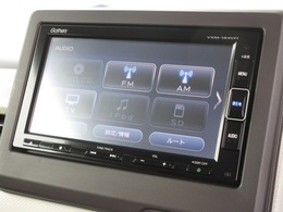 ナビゲーションはギャザズメモリーナビ（VXM-184VFi）を装着しております。AM、FM、CD、DVD再生、Bluetooth、フルセグTVがご使用いただけます。初めて訪れた場所でも安心ですね！