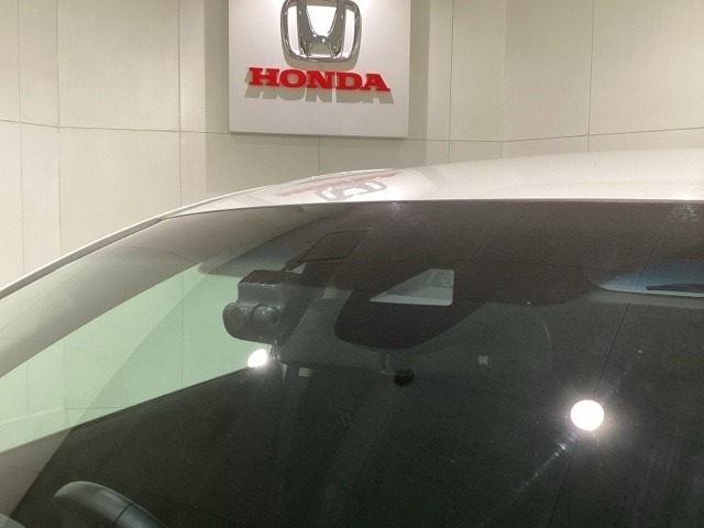 Honda SENSING装着車です。衝突を予測してブレーキをかけたり、前のクルマにちょうどいい距離で走行できる多彩な安心・快適機能を搭載した先進の安全運転支援システムがドライバーをサポートします。