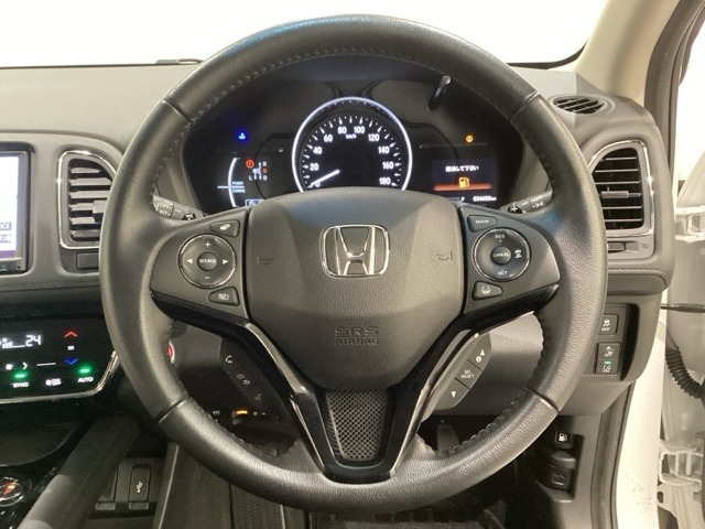 ハンドルにHondaセンシング系のクルーズコントロールやレーンキープアシストなどのスイッチと、オーディオの操作スイッチが装備されています。ハンドルから手を離さず安全に操作できます。