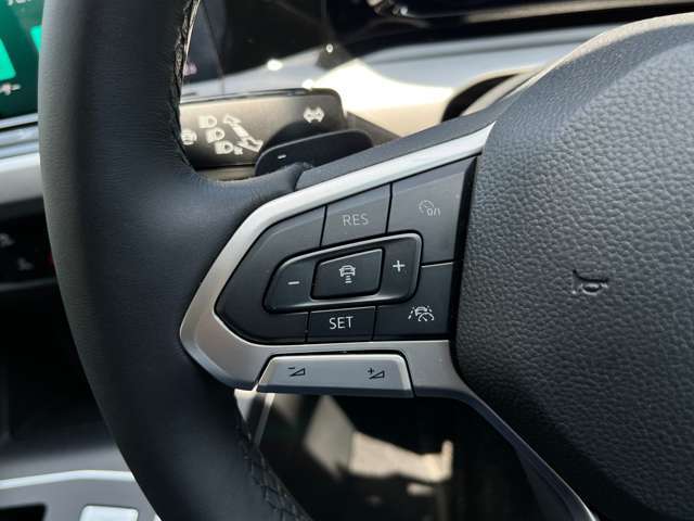 【アダプティブクルーズコントロール】前車の速度に合わせて自動追従可能です。主に高速道路での疲労の軽減に役立ちます。