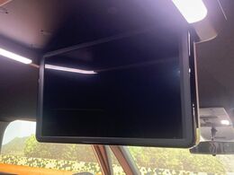 【15.6インチフリップダウンモニター】大画面モニターで後席でもエンタメをお楽しみいただけます。小さなお子様にも大人気の装備です♪