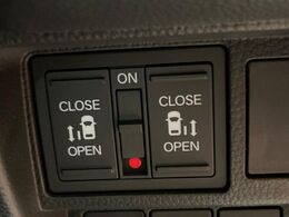 【両側パワースライドドア】スマートキーや運転席のスイッチで後席両側スライドドアの開閉が可能♪電動だから力を入れてドアを開ける必要が無く、小さなお子様でも簡単に開け閉めでき快適です♪