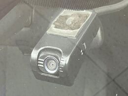 【ドライブレコーダー】安心・安全なカーライフに必須のドライブレコーダーを装備！走行中はもちろん、あおり運転や事故に遭遇した際の状況も映像で記録し、万一のリスクに備えます。