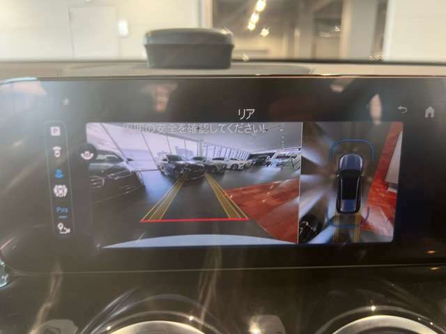 【360度カメラシステム】リバースと連動し、車両後方の映像をディスプレィに表示。歪みの少ないカメラにより鮮明な画像で後退の運転操作をサポートします。