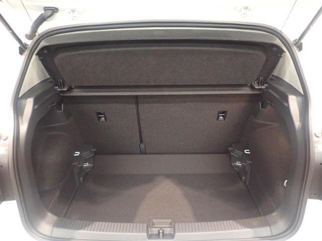 荷室は荷物を隠せるトノカバー付！充分な荷室の広さです！