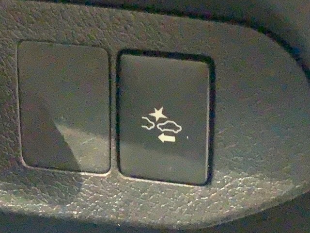 衝突被害軽減ブレーキは、不注意が原因で歩行者や車との衝突のおそれが生じた場合に、衝突回避または被害の軽減を支援します。　ついていて安心の機能ですね！