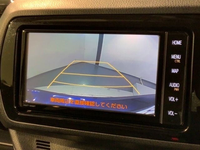 リバースギアに入れるだけで後方の表示へ切り替わります。夜間や雨の日の駐車も楽になりますよ。