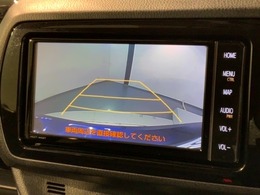 リバースギアに入れるだけで後方の表示へ切り替わります。夜間や雨の日の駐車も楽になりますよ。