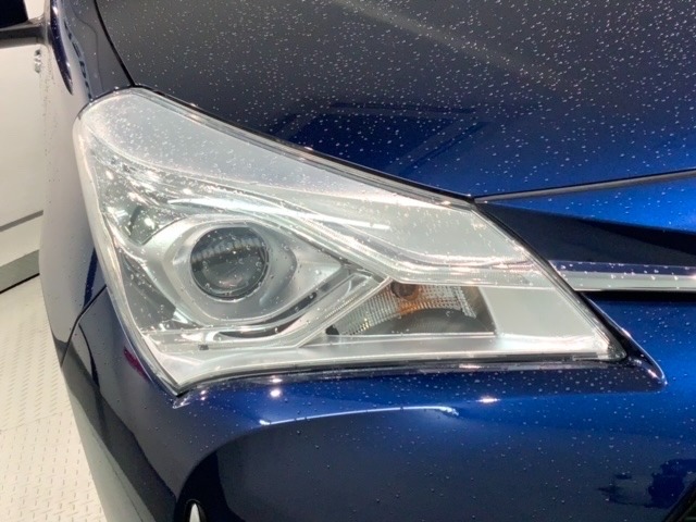 LEDヘッドライトは、点灯の瞬間から最大光量を発揮し、突然暗くなるトンネルなどでの安定感を高めます。