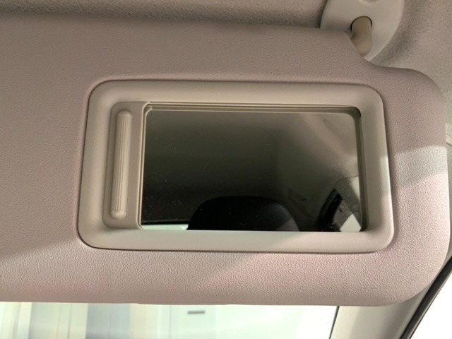 バニティーミラーが付いています。女性にうれしい装備ですね！