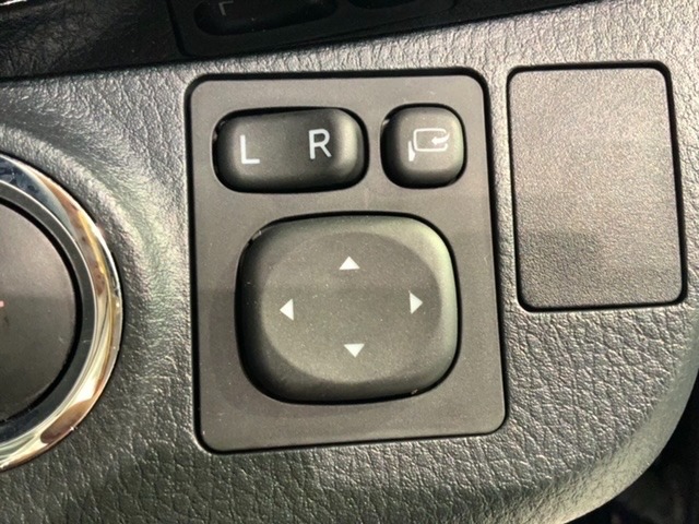狭い駐車場で便利な電動格納ドアミラーが付いています。