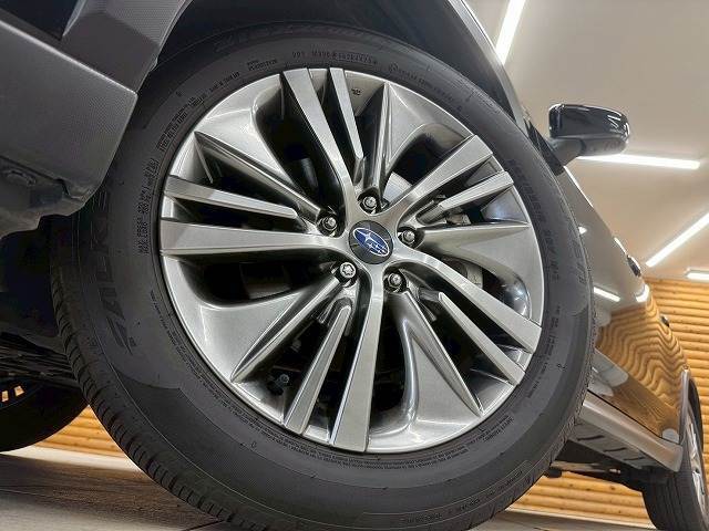 【電動リアゲート】ボタンひとつで大きなゲートも簡単に開閉可能です。高級車ならではの装備は嬉しいですね。
