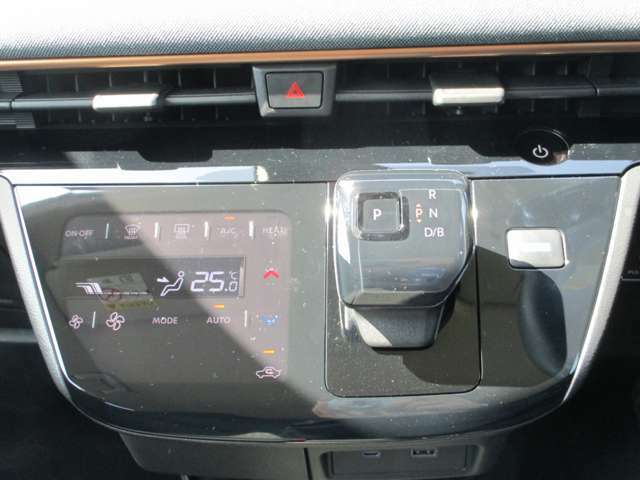 タッチパネル式で凹凸が少ないのでお掃除もさっと一拭きの快適オートエアコン！設定した温度に車内を自動で調節。快適なドライブをサポートしてくれます♪アクセルペダルだけで加減速できるe-PedalStep