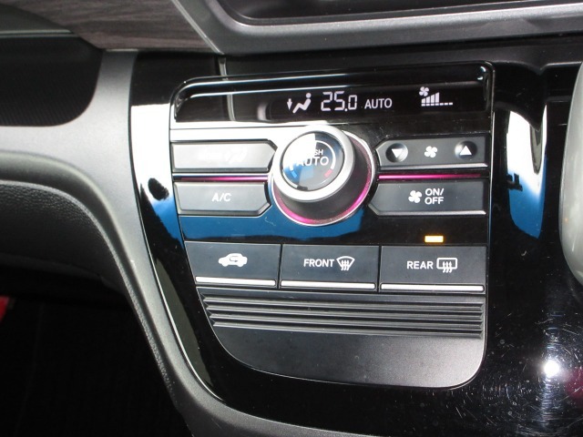エアコンはオートエアコンでお好みの温度調整が出来、オールシーズン快適にドライブできます！リア席はプライバシーガラスで夏も涼しく過ごせます！