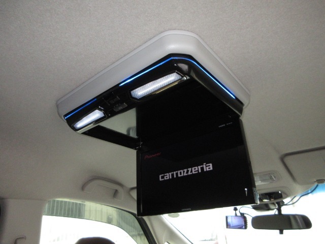 後席用のモニターがついています。特に小さいお子さん移動時間が退屈せずに大喜び！見たいテレビやDVDなどが楽しめます。みんなでワイワイ楽しいドライブですねぇ～！