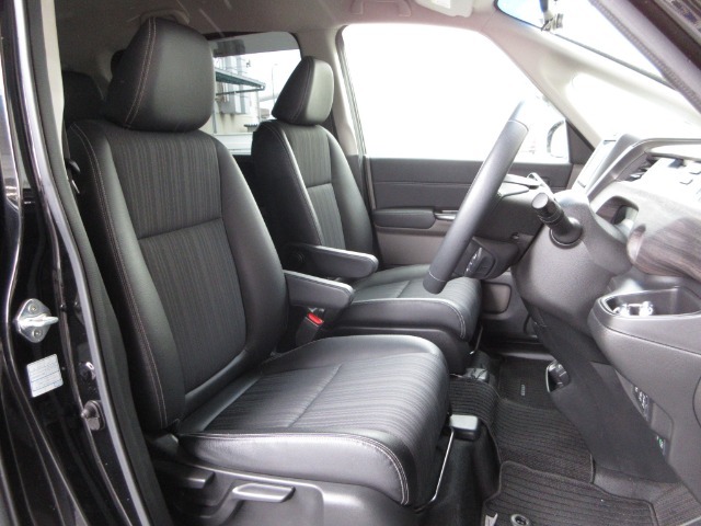 運転席には高さ調整ができる『シートハイトアジャスター機能』が付いています！これなら小柄な方にも大柄な方にも自分にぴったりの運転姿勢がとれますね～！