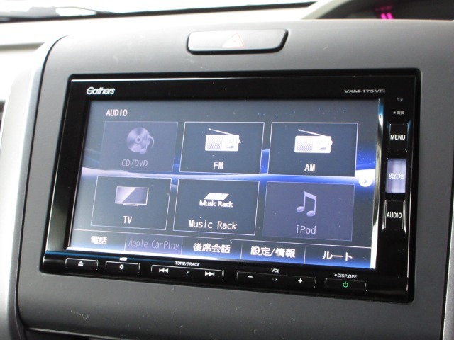 ナビゲーションはギャザズメモリーナビ（VXM-175VFi）を装着しております。AM、FM、CD、DVD再生、Bluetooth、音楽録音再生、フルセグTVがご使用いただけます。