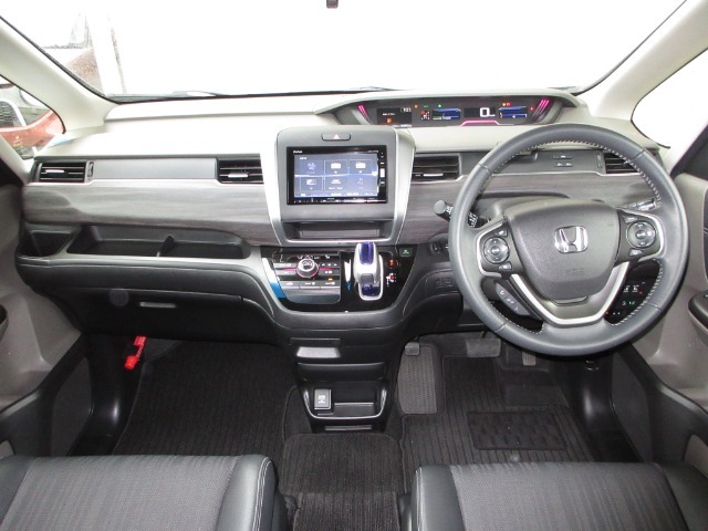 握りやすいハンドルには、オーディオコントロールとクルーズコントロールスイッチが装備されており、ハンドルから手を離さずに操作が出来ます。感覚で操作ができて便利で安全ですね！