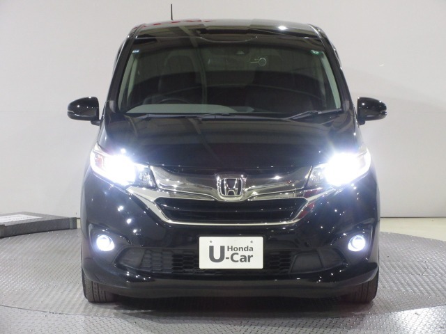 ハロゲンより明るく、より遠くまでさらなる安心感のあるLEDヘッドライトを採用。照射軸の上下方向を自動調整するオートレベリング機構、点灯忘れも防止できるオートライトコントロール機構付きです。