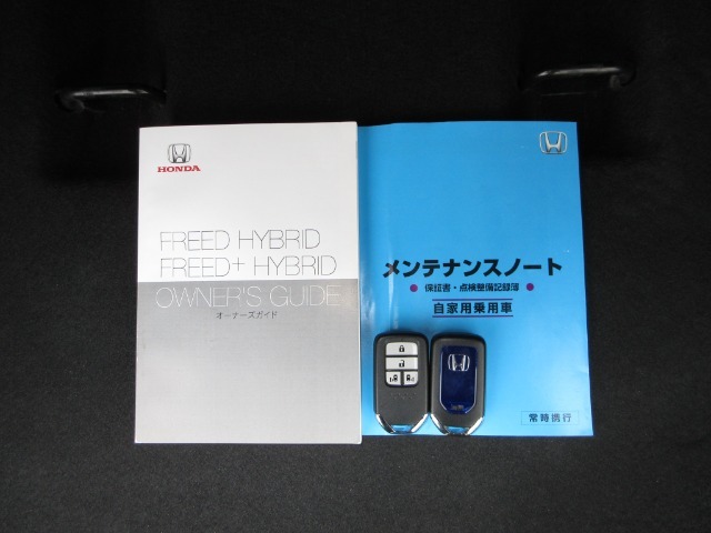 カギをバッグやポケットに入れたままでもドアロックの開閉やエンジン始動ができる『スマートキー』付き！暗くなってもキー穴を捜す必要が無くとっても便利ですから人気の装備です！