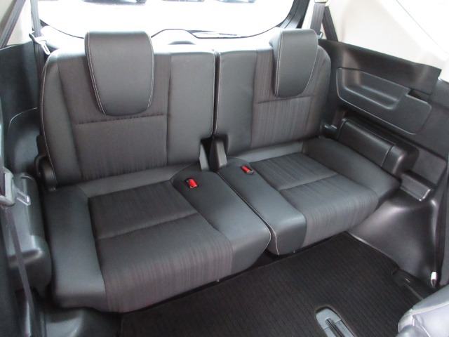 3列目は、ワイドで大型、しかもたっぷりとした厚み。2列目シートとの間のゆとり、そして低床パッケージが生んだ、足元や頭上の余裕のある空間とあわせ、ゆったり座れるすぐれた居住性を実現しています。