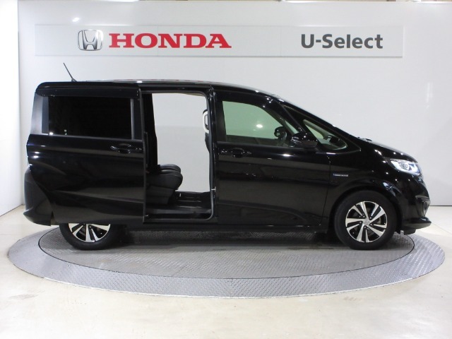 ハンドグリップ付両側電動パワースライドドアがついております。ご年配の方や小さいお子さんの乗り降りも楽々ですね。万が一ドアに手を挟んでしまっても、挟み込み防止機構が付いていて安心です！