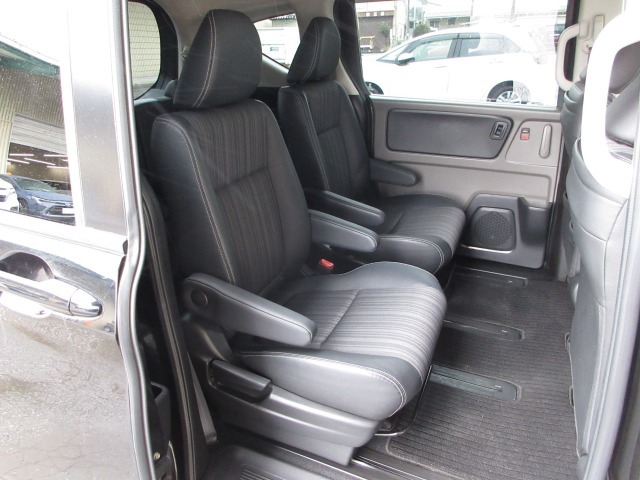 ゆったりと座る、という感覚を体感できるよう、座席の両側にアームレストを装備。助手席センターや2列目キャプテンシート（6人乗り）外側に追加するなどくつろぎ感を実現し「一人ひとりの快適」を進化させました。