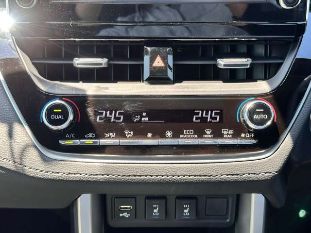 【左右独立温度コントロール式フルオートエアコン（DUAL/SYNC）】運転席側と助手席側でそれぞれ自由に温度設定ができ、快適な風量やモードなどを自動調整します！