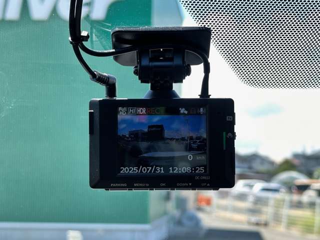 【ドライブレコーダー】映像・音声などの運転中の記録を残します。事故などを起こした起こされた時の証拠になりえますので、もしも時でも安心ですね。