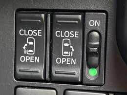 【両側パワースライドドア】スマートキーや運転席のスイッチで後席両側スライドドアの開閉が可能♪電動だから力を入れてドアを開ける必要が無く、小さなお子様でも簡単に開け閉めでき快適です♪