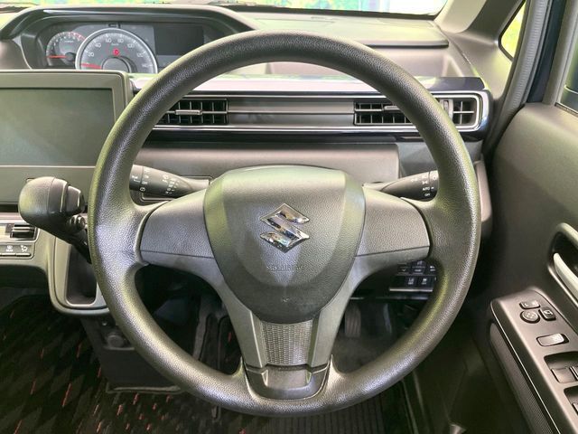 インテリアに合わせたデザインのステアリングは、運転される方のことも考え、運転しやすい形状、大きさです。是非一度、実際に触ってお確かめください。