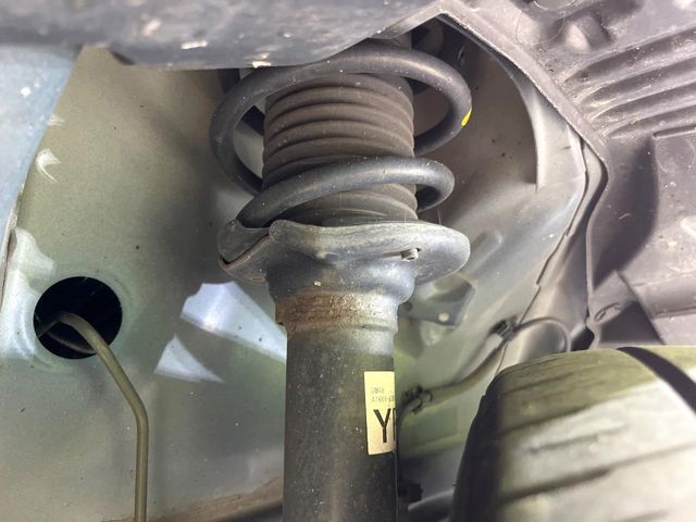 お車を安心してお乗りいただく為には、足回りの定期点検が欠かせません。サービスサポート（有償保証）では無料点検もご提供しており、安心のカーライフをお過ごしいただけるサポート体制が整っています。