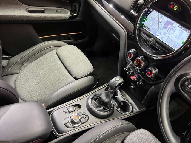 輸入車ディーラー採用のドライブレコーダーも選べます。万が一の事故の際のお守りとしていかがでしょうか？その他様々なオプションをご用意しております。