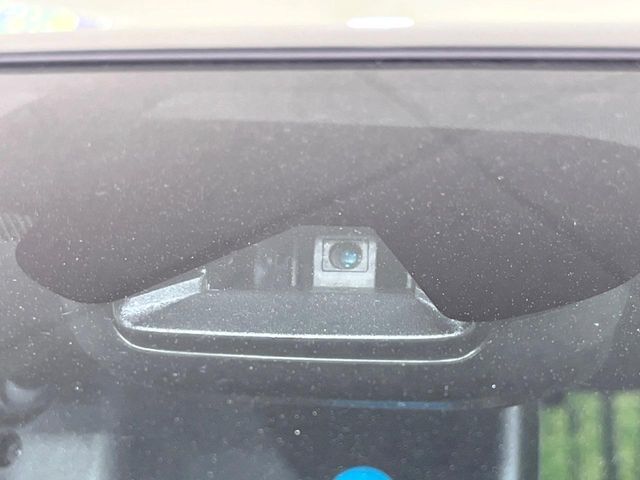 【エマージェンシーブレーキ】走行中に前方の車両等を認識し、衝突しそうな時は警報とブレーキで衝突回避と被害軽減をアシスト。より安全にドライブをお楽しみいただけます。