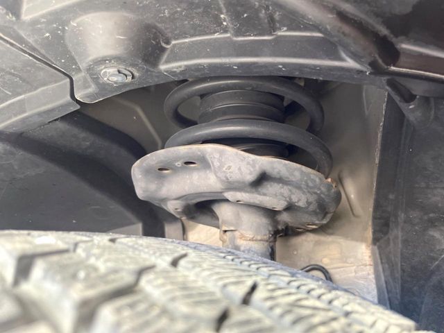 お車を安心してお乗りいただく為には、足回りの定期点検が欠かせません。サービスサポート（有償保証）では無料点検もご提供しており、安心のカーライフをお過ごしいただけるサポート体制が整っています。