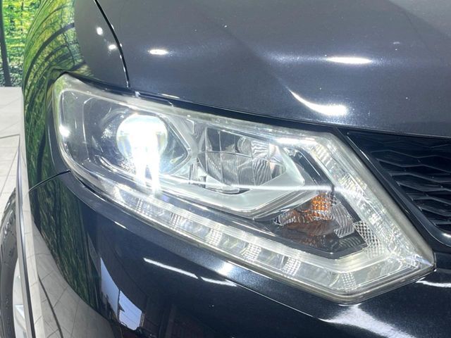 【LEDヘッドライト】悪天候や夜間走行時も良好な視界を確保し安心して運転できる高輝度LEDヘッドライトを装備！点灯速度が早く、消費電力も抑えられています。