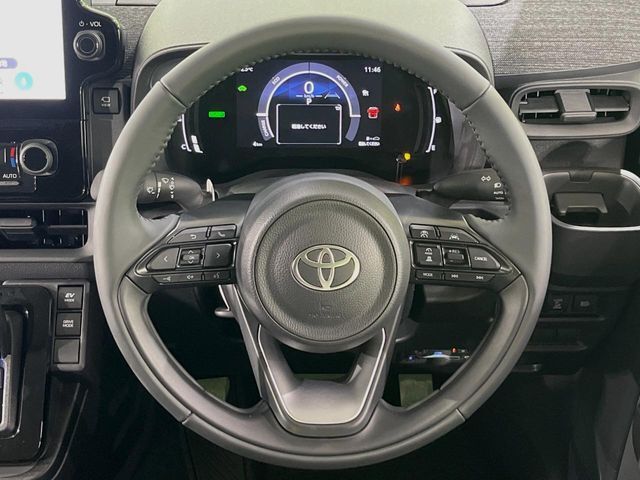 【ステアリングヒーター】冬場に冷たくなりやすい革巻きステアリングを、スイッチ一つで素早く適温に！エアコンよりも早く温まってくれるので、寒い日の運転も快適になりますね♪