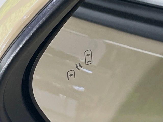 【ブラインドスポットモニター】走行中、ドアミラーの死角になりやすい箇所に後続車が接近するとサイドミラーのレンズに警告を表示！ドライバーに注意喚起をしてくれます。