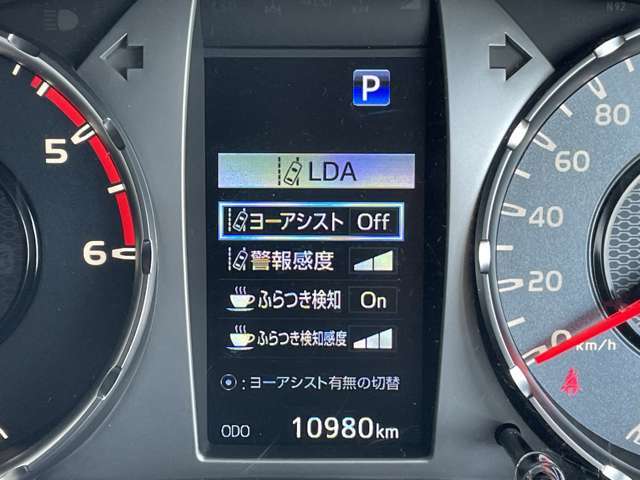 ◆【レーンディパーチャーアラート（LDA）】クルマが車線または走路から逸脱する可能性がある場合に、ブザーまたはハンドルの振動により注意をうながします。機能には限界があるためご注意ください。