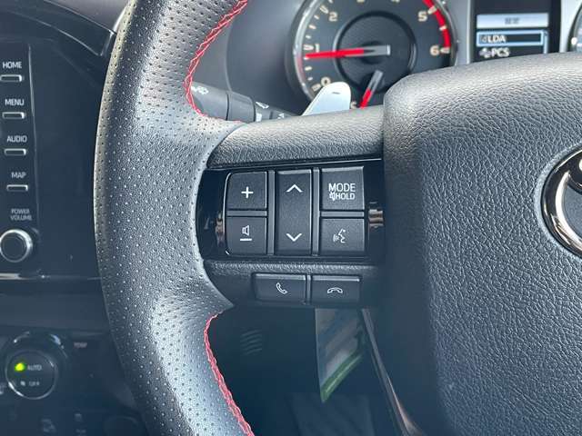 ◆【ステアリングスイッチ】手元のボタンから、オーディオやナビなどの操作ができるので、よそ見をせずに安全に運転に集中できます！