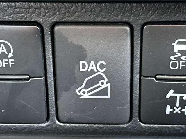 ◆【ダウンヒルアシストコントロールシステム（DAC）】急な下り坂を降下する際でも、システムが安全な速度での走行を維持できるようにブレーキ制御を行いサポート！オフロード・積雪路などで活躍します！