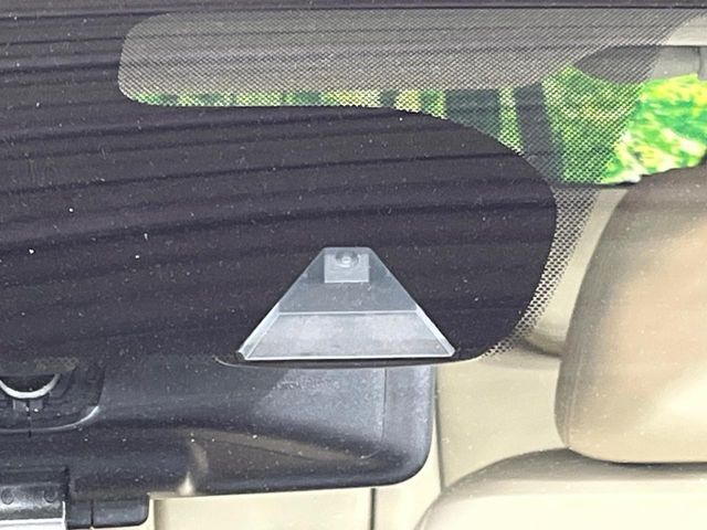 【エマージェンシーブレーキ】走行中に前方の車両等を認識し、衝突しそうな時は警報とブレーキで衝突回避と被害軽減をアシスト。より安全にドライブをお楽しみいただけます。