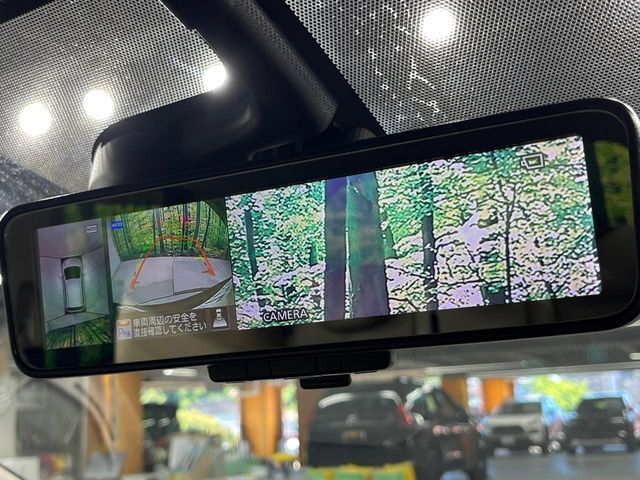 【インテリジェントルームミラー】後席の大きな荷物や同乗者で後方が確認しづらい時でも安心！カメラが撮影した車両後方の映像をルームミラー内に表示。クリアな視界で状況の確認が可能です！