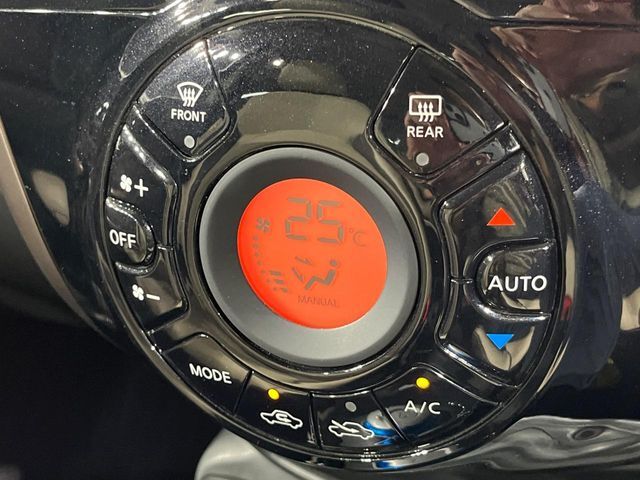 【オートエアコン】一度お好みの温度に設定すれば、車内の温度を検知し風量や温度を自動で調整。暑い…寒い…と何度もスイッチ操作をする必要はありません。快適な車内空間には必須の機能ですね♪