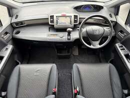 内装はブラックを基調としたシックで落ち着いた雰囲気の車内になっております♪パネルやスイッチ類には目立つキズや汚れ等も無くキレイな状態です♪